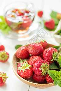 新鲜草莓和夏茶水果早餐康复用餐饮料饮食玻璃乐趣小吃杯子背景图片