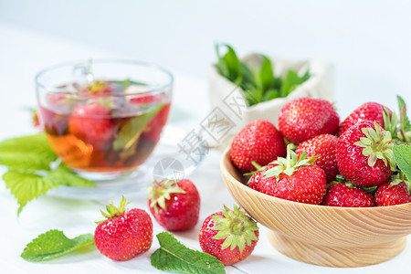 新鲜草莓和夏茶小吃玻璃草本植物食物杯子乐趣饮食用餐营养水果背景图片