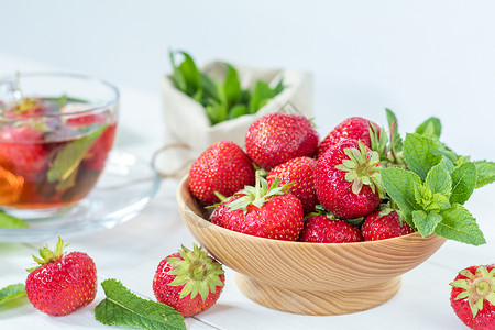 新鲜草莓和夏茶玻璃食物草本植物生活小吃饮料乐趣杯子水果早餐背景图片