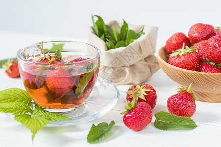 新鲜草莓和夏茶生活水果杯子饮食玻璃饮料营养食物早餐用餐背景图片
