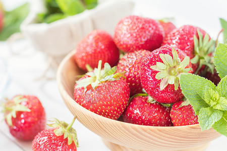 新鲜草莓和夏茶营养草本植物用餐康复食物乐趣饮食生活饮料水果背景图片