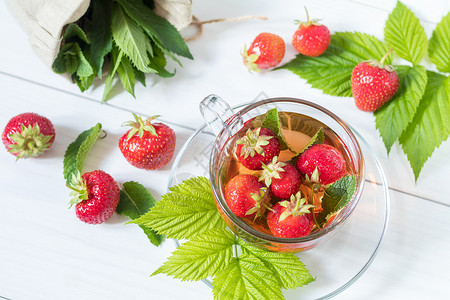 新鲜草莓和夏茶小吃用餐早餐杯子乐趣食物水果草本植物生活饮食背景图片