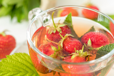 新鲜草莓和夏茶食物草本植物早餐生活乐趣玻璃小吃康复饮食饮料背景图片