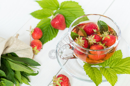 新鲜草莓和夏茶乐趣用餐草本植物营养生活杯子康复水果饮料饮食背景图片