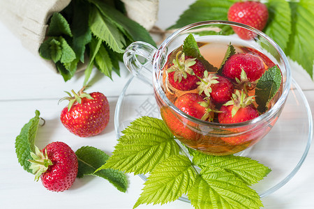 新鲜草莓和夏茶玻璃小吃康复早餐用餐草本植物乐趣饮食杯子水果背景图片