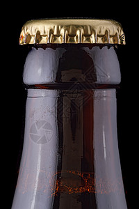 棕色啤酒瓶酒吧金子玻璃啤酒社论小瓶气泡瓶子工作室啤酒厂背景图片