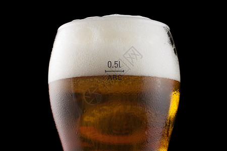一杯冰啤酒气泡瓶子烧瓶泡沫琥珀色社论酒精金子玻璃液体背景图片