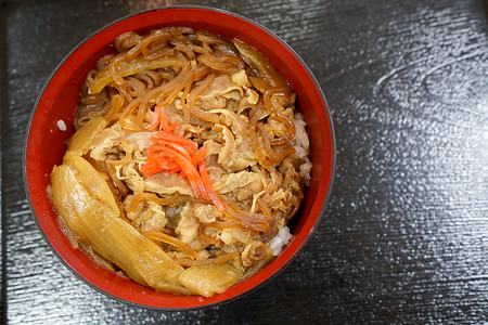 吉野家饭碗中的日本牛肉白色美食食物红色饮食蔬菜午餐盘子餐厅背景