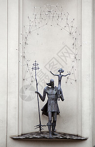 维尔纽斯一栋房屋上的金属雕像背景图片