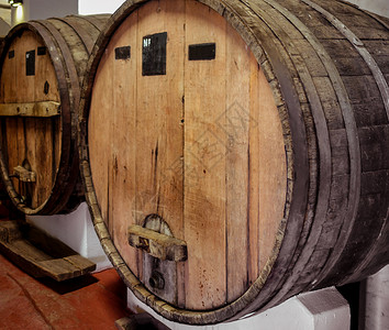 阿根廷葡萄酒酿酒厂中的木制葡萄酒桶葡萄园贮存酒厂饮料农业洞穴发酵静脉生产葡萄背景