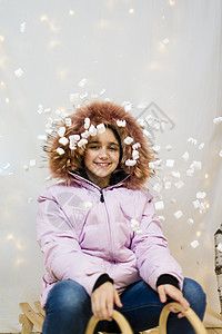 粉色风衣青少年在演唱室的肖像女性微笑天气白色夹克工作室风衣粉色毛皮裙子背景