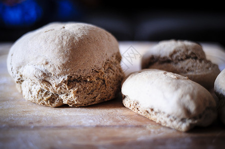 配有有机酸盐的自制全麦面面包乡村拓荒者粮食厨房木头食物早餐团体饮食纤维背景