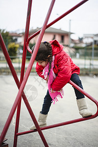 篮球衣号码5岁女孩攀爬在铁结构上场地篮球公园篮子童年娱乐乐趣金属活动操场背景