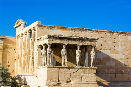 阿提卡希腊雅典卫城神庙的 Caryatids 门廊柱子大理石遗产寺庙旅游雕像历史石头建筑旅行背景