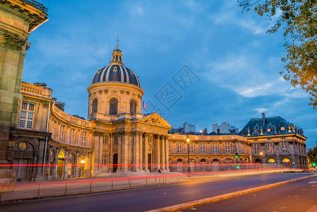 黄昏时在巴黎的法国研究所街道建筑建筑学景观地标城市旅游旅行天空背景图片