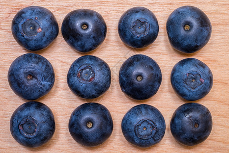 桌面顶端的新鲜蓝莓背景图片