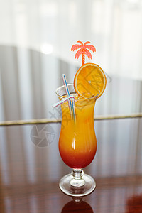 橙红色鸡尾酒魅力酒精酒吧黑色白色玻璃闲暇黄色水果热带背景图片