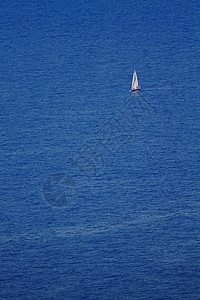 帆帆船白色海洋游艇导航晴天航海漂浮蓝色塑料航行背景图片