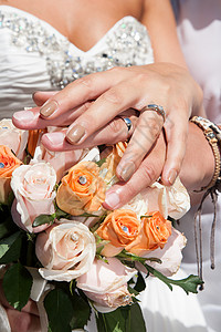 带结婚戒指的夫妇之手花束一部分身体夫妻仪式庆典新娘花朵背景图片