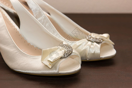 新娘鞋婚礼桌子棕色配件白色背景图片