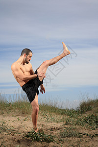 武术讲师在外练习的踢拳击手蓝天攻击漫画白色力量运动艺术运动员讲师空手道背景
