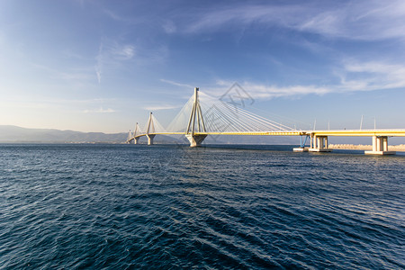 希腊的里约桥电缆蓝色天空晴天运输全景背景图片