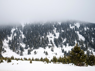 山上积雪和云彩图片