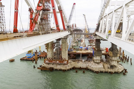 刻赤桥梁的建造 两岸铁路汽车大桥建设工程设施安全天空钻机光束机械柱子勃起剪辑石油建筑背景