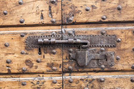 意大利特写质朴的老斗腐蚀锁孔古董阴影酒吧剥皮钥匙指甲金属木头背景图片