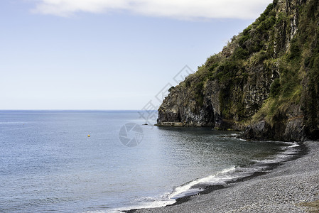 带海洋和岩石的马提拉海岸线海滩蓝色波浪地平线石头棕色山脉旅行植物绿色背景图片