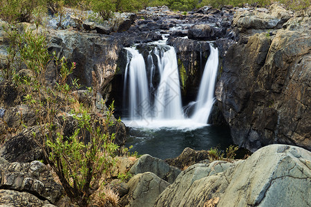 峡谷瀑布和小溪溪流层叠淡水大自然背景图片