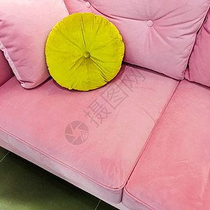 粉红色天鹅绒沙发 配有漂亮的绿色垫子背景图片