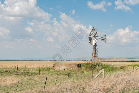精益化和Fair 之间充满水泵风车的农场景象农业阳光乡村多云晴天风泵水库背景