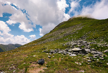 在法加拉斯山的云层上山坡土地小丘资源风景爬坡顶峰天气地面海拔背景