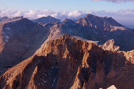 内华达州地标荒野花岗岩月亮旅行顶峰山脉雪山悬崖天空背景图片