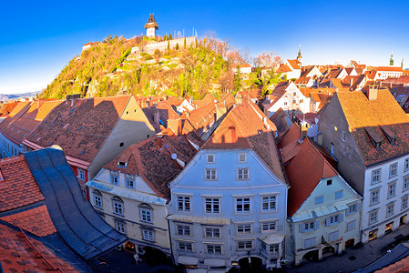 亚洛斯格拉茨市风和施洛斯伯格全景旅游中心蓝色建筑正方形爬坡历史性村庄自行车游客背景