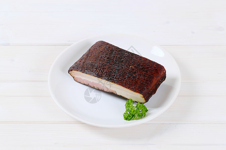 烟熏培根片白色条纹治愈猪肉盘子斑点食物熏制背景图片