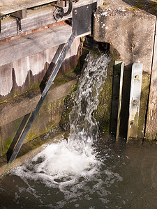 从水槽里喷出水来 外面的自然磨粉厂高清图片