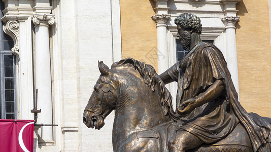 青铜戈马库斯奥雷利乌斯在意大利罗马坎皮多戈里奥广场中心的马上雕像皇帝参议员纪念碑晴天旅行阳光杰作英勇历史首都背景