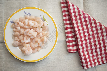 白盘中的冻虾动物红色冷冻餐巾速冻背景图片