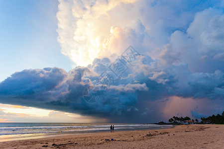 斯里兰卡阿洪卡拉海滩     太阳下山时的蘑菇云辉煌背景图片