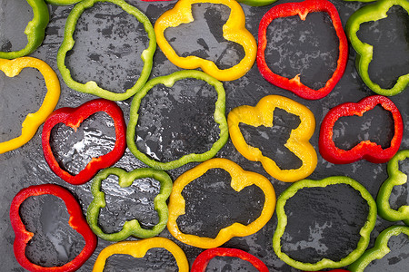 彩色切片飞沫蔬菜红色食物平板黄色片岩绿色团体胡椒背景图片
