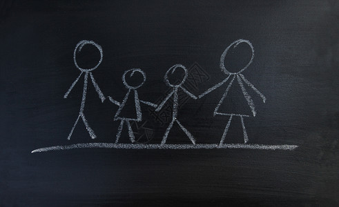 一个有父母和孩子的家庭画在黑板上学校婚姻已婚团体孩子们艺术草图母亲阳光木板背景图片