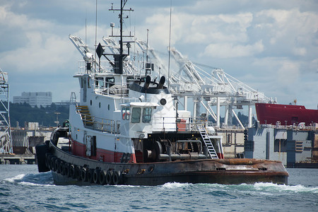 普吉特湾在艾略特湾工作的拖网 下午中运输海洋商船天空商业血管港口拖船背景