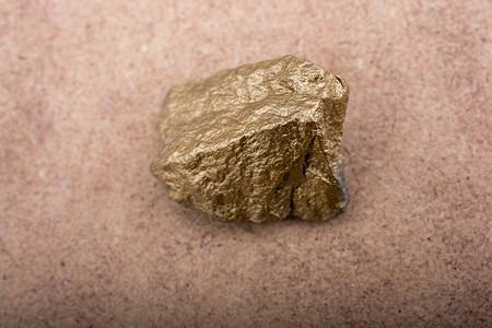 棕色背景上的小金色宝石背景图片