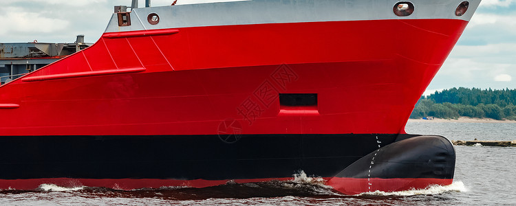 红色船红货船载体货运海洋航行货物出口大部分物流运输多云背景