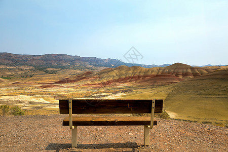 化石山丘在油漆的山丘旁观背景