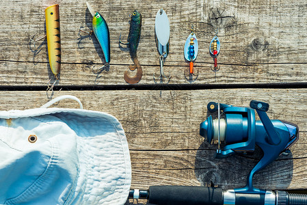 钓鱼工具在木码头上钓鱼的物品特写 — 鱼钩 鱼饵 co背景