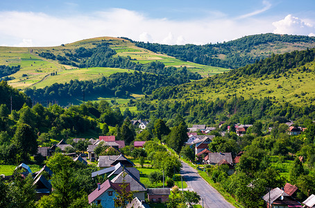 穿过喀尔巴阡山村庄的公路风景农村建筑地面邻里农业旅行海拔柏油小路背景图片