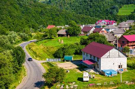 穿过喀尔巴阡山村庄的公路鸟瞰图小路地面建筑风景地区农村马路海拔农业背景图片